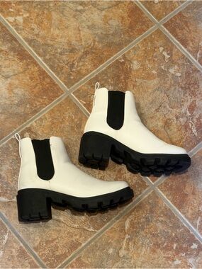 Like New White and Black Chelsea Lug Sole Ankle Boots - Women Size 8.5
